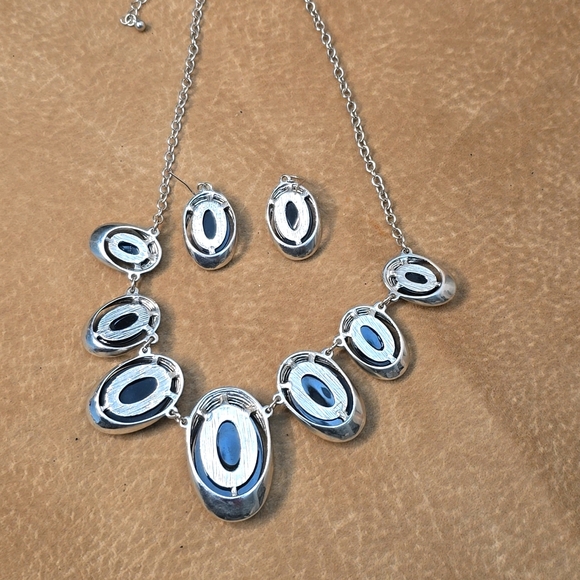 Silver & Black Set - Picture 5 of 9